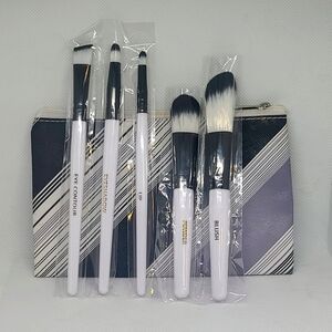 NEW Signature Club A 5 Piece Professional Makeup Artist's Brush Set & Makeup Bag